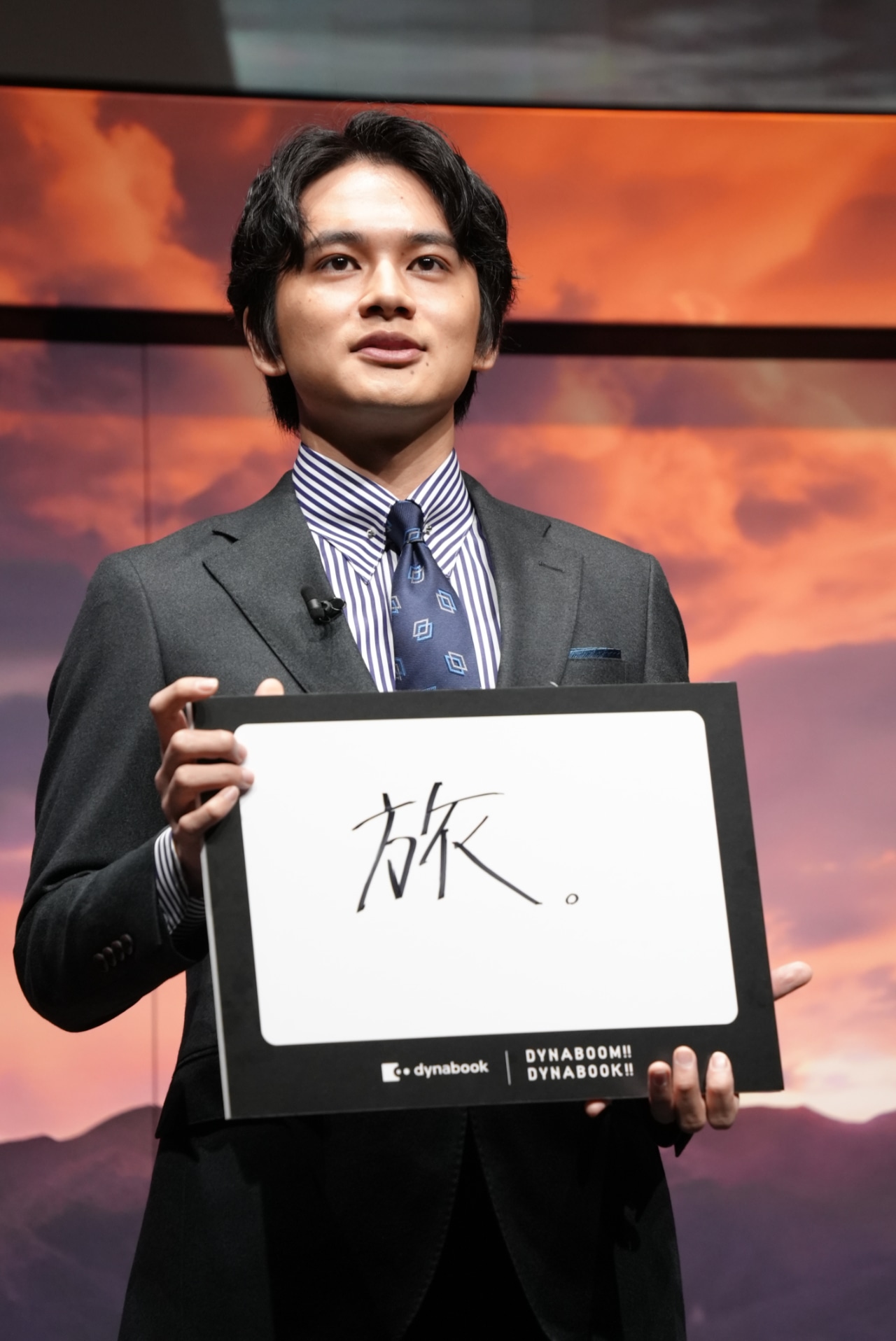 「来年挑戦したいことは？」という質問に「旅。」と回答する北村匠海。