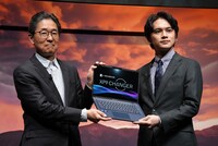 Dynabook株式会社の代表取締役社長兼CEO覚道清文氏から「dynabook XP9」をプレゼントされた北村匠海。