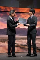 Dynabook株式会社の代表取締役社長兼CEO覚道清文氏から「dynabook XP9」をプレゼントされた北村匠海。