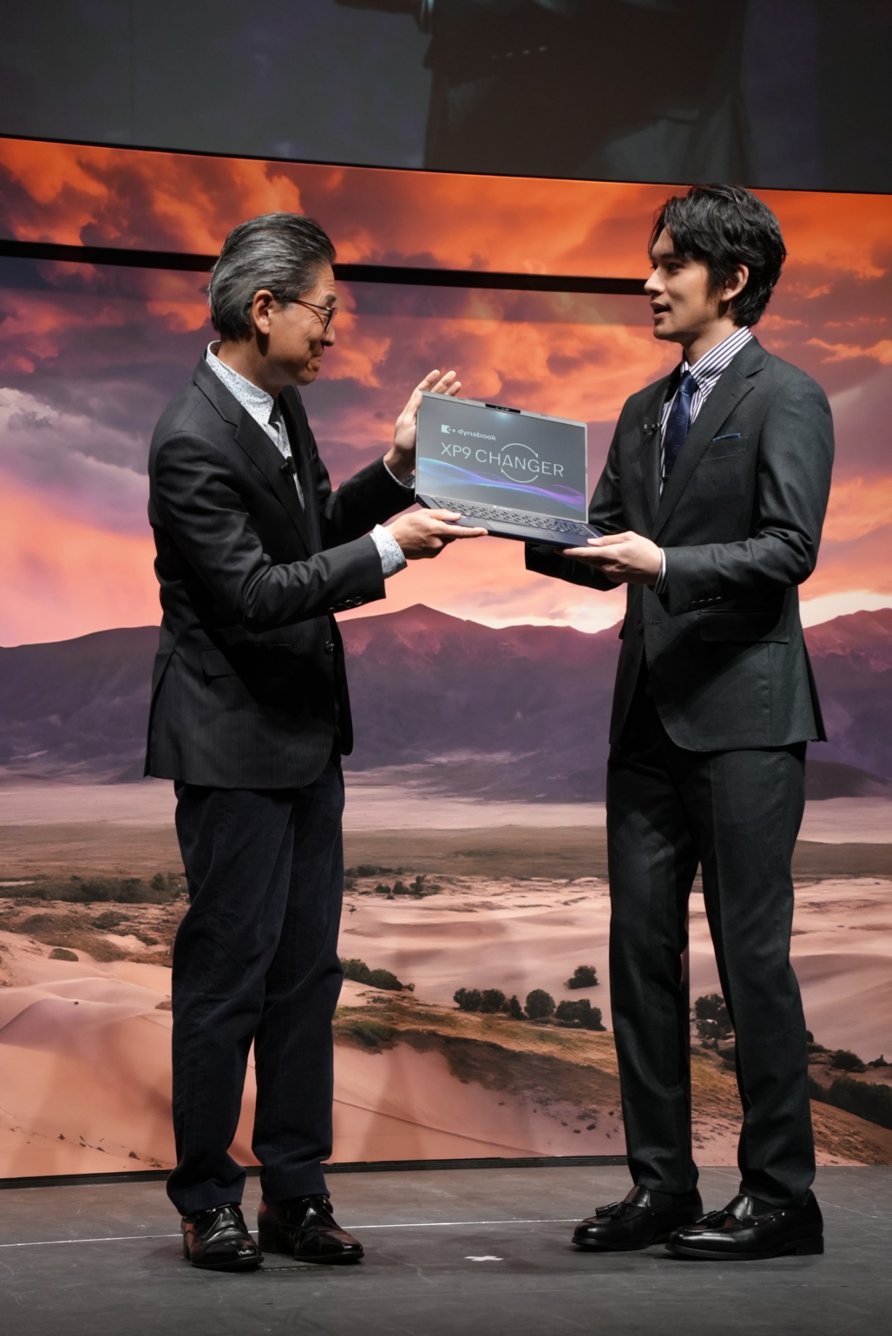 Dynabook株式会社の代表取締役社長兼CEO覚道清文氏から「dynabook XP9」をプレゼントされた北村匠海。