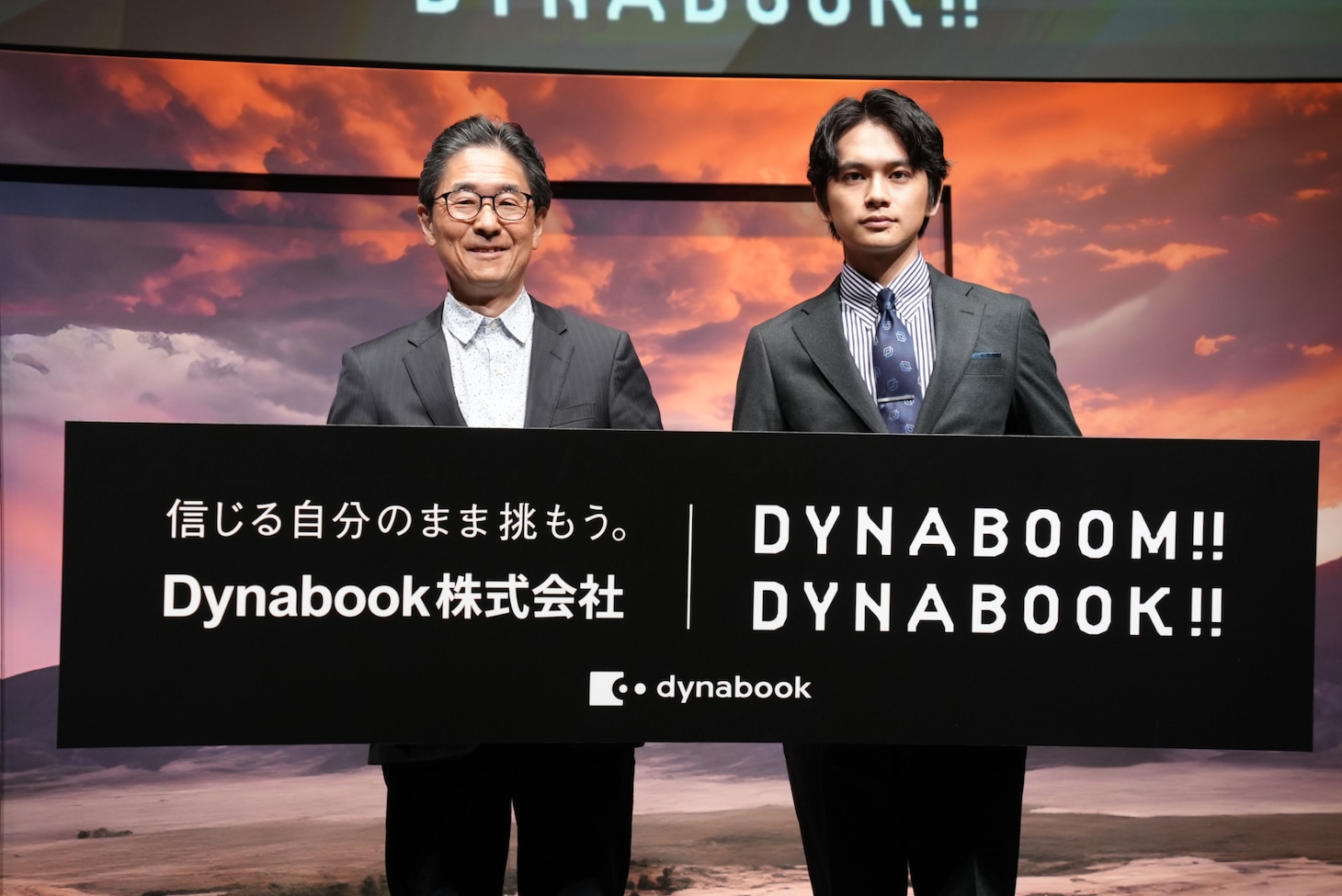 左からDynabook株式会社の代表取締役社長兼CEO覚道清文氏、北村匠海。