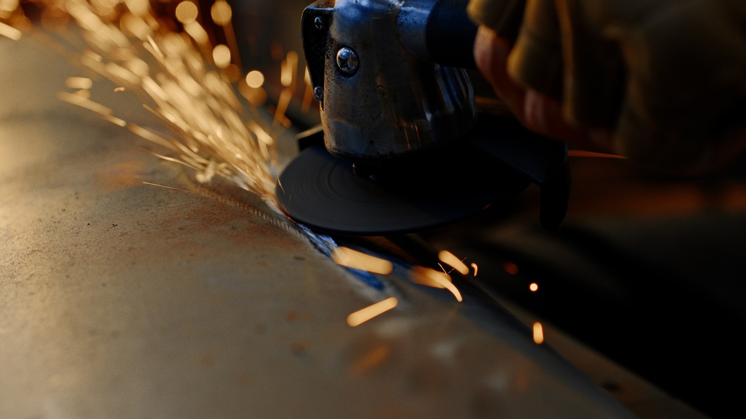 Dynabookの新CM「DYNABOOM!!DYNABOOK!!」のワンシーン。