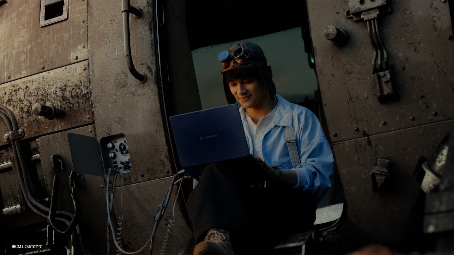 Dynabookの新CM「DYNABOOM!!DYNABOOK!!」のワンシーン。