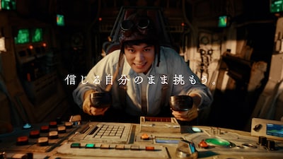 Dynabookの新CM「DYNABOOM!!DYNABOOK!!」のワンシーン。