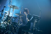 サポートメンバーの吉木諒祐（Dr / The Novembers）。（撮影：新家菜々子）