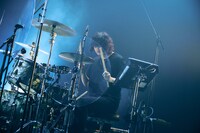 サポートメンバーの吉木諒祐（Dr / The Novembers）。（撮影：新家菜々子）