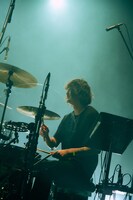 サポートメンバーの吉木諒祐（Dr / The Novembers）。（撮影：新家菜々子）