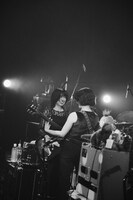 福田穂那美（B）と畳野彩加（Vo, G）。（撮影：新家菜々子）