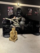 GORILLA HALL OSAKAに設置されたゴリラのソファ。