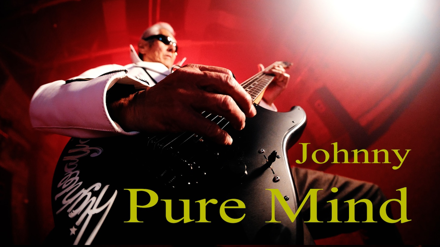 Johnny「Pure Mind」のミュージックビデオより。