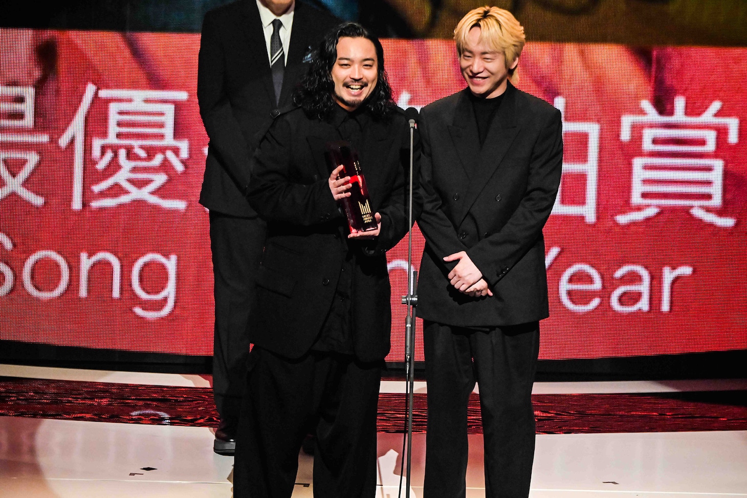 「MUSIC AWARDS JAPAN 2025」にて、「Bling-Bang-Bang-Born」で最優秀楽曲賞を受賞したCreepy Nuts。