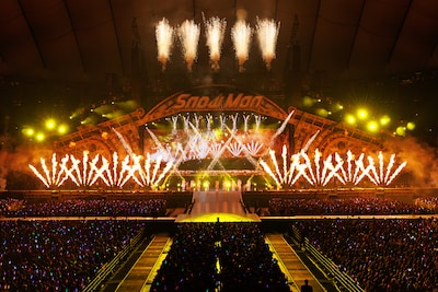 炎が噴き出す中、パフォーマンスするSnow Man。