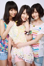 Tomato n' Pine。左からHINA、YUI、WADA。