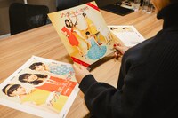 「ジングルガール上位時代」のジャケットを手に当時を振り返るジェーン・スー。