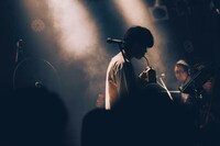 雪印コーヒーを飲む野本慶（Meg Bonus）。（撮影：タマイシンゴ）