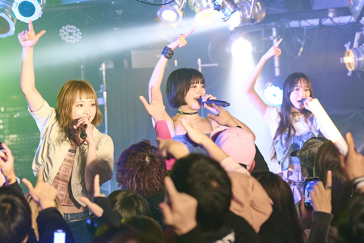 BiTE A SHOCK。左からRiNA、HANANO、SAORi。（撮影：大橋祐希）