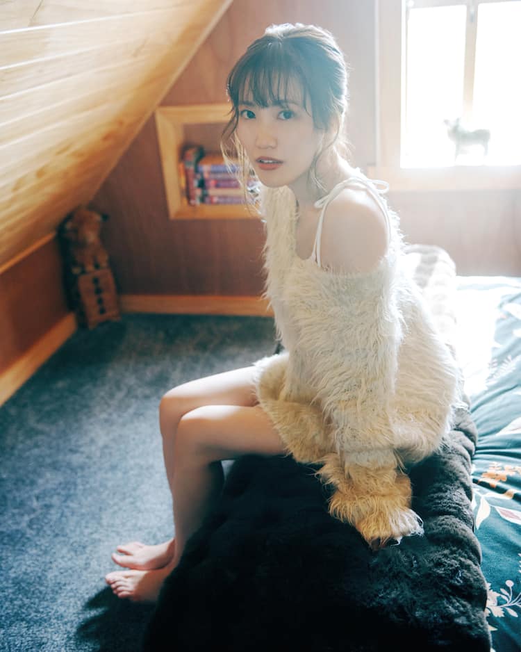 松田里奈、ニット姿で屋根裏部屋へ - 音楽ナタリー