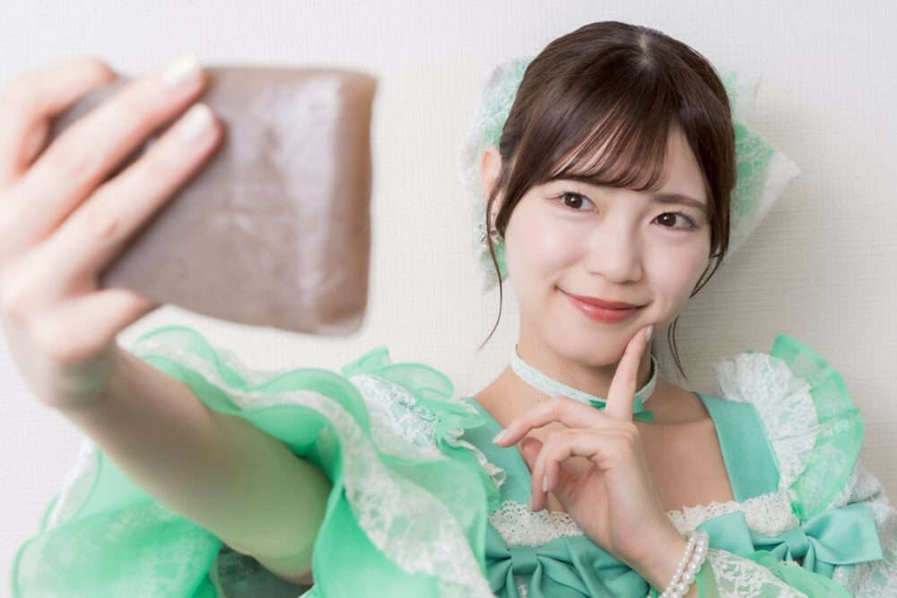 ラフ×ラフ「こんにゃくで自撮りをしているアイドル」