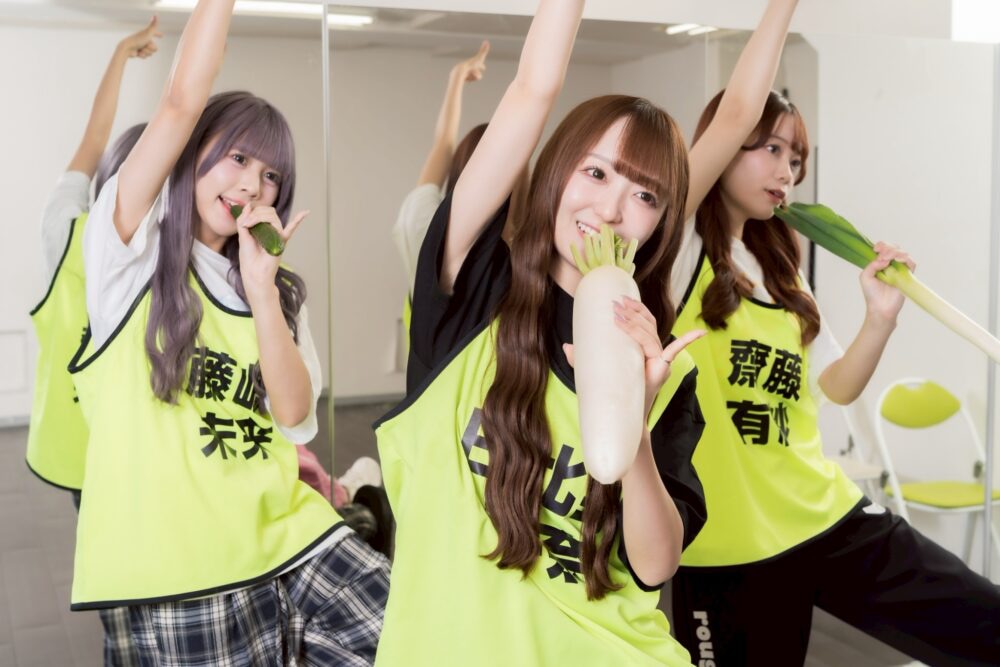 ラフ×ラフ「思い思いのダミーマイクを使って練習するアイドル」