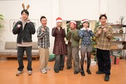 左から濱家隆一、山内健司、MOMOKA、CHIKA、KOHARU、屋敷裕政。