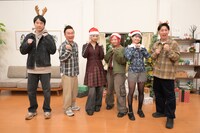 左から濱家隆一、山内健司、MOMOKA、CHIKA、KOHARU、屋敷裕政。