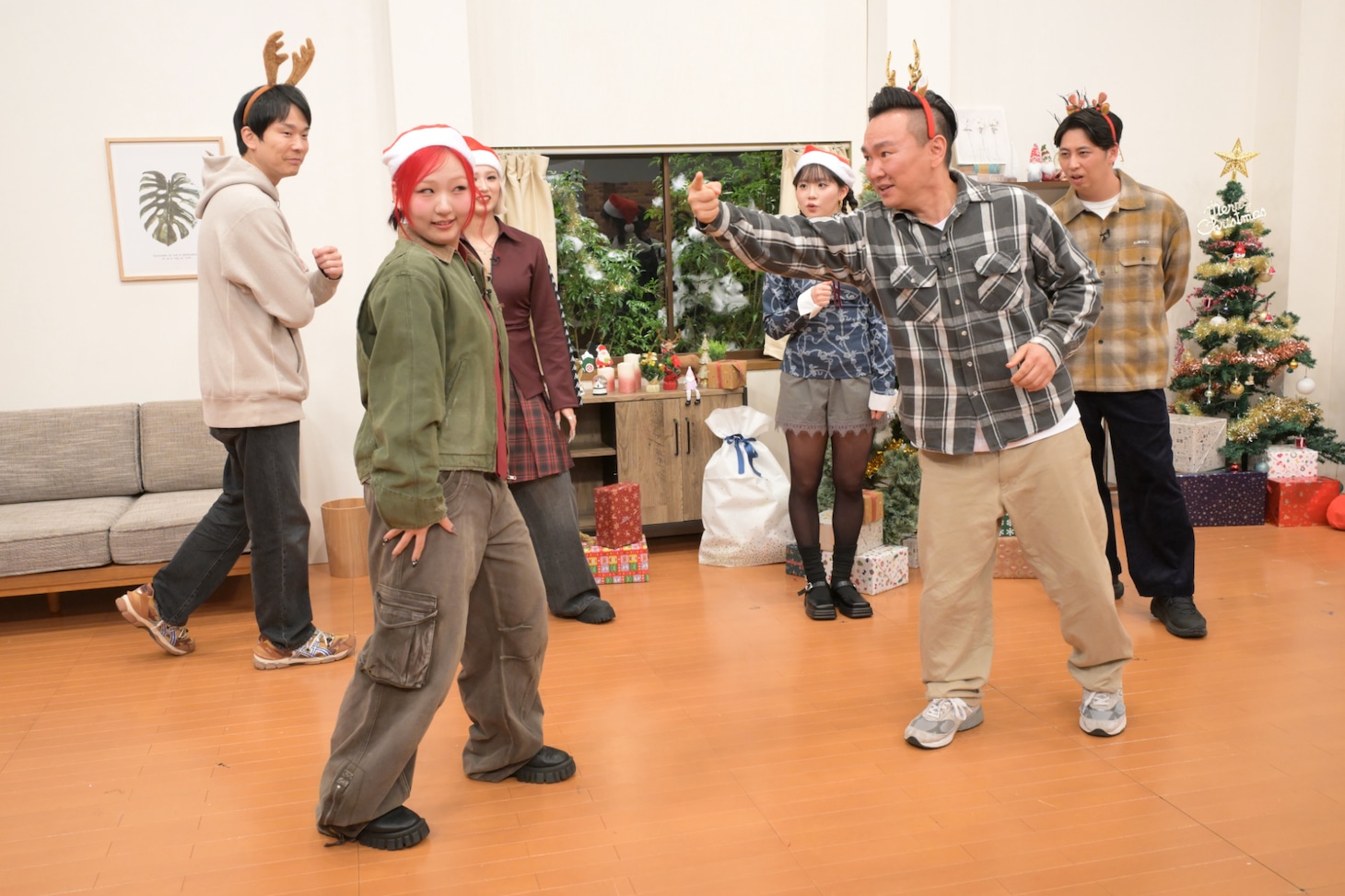 「あっち向いてホイ」で対戦するCHIKAと山内健司。