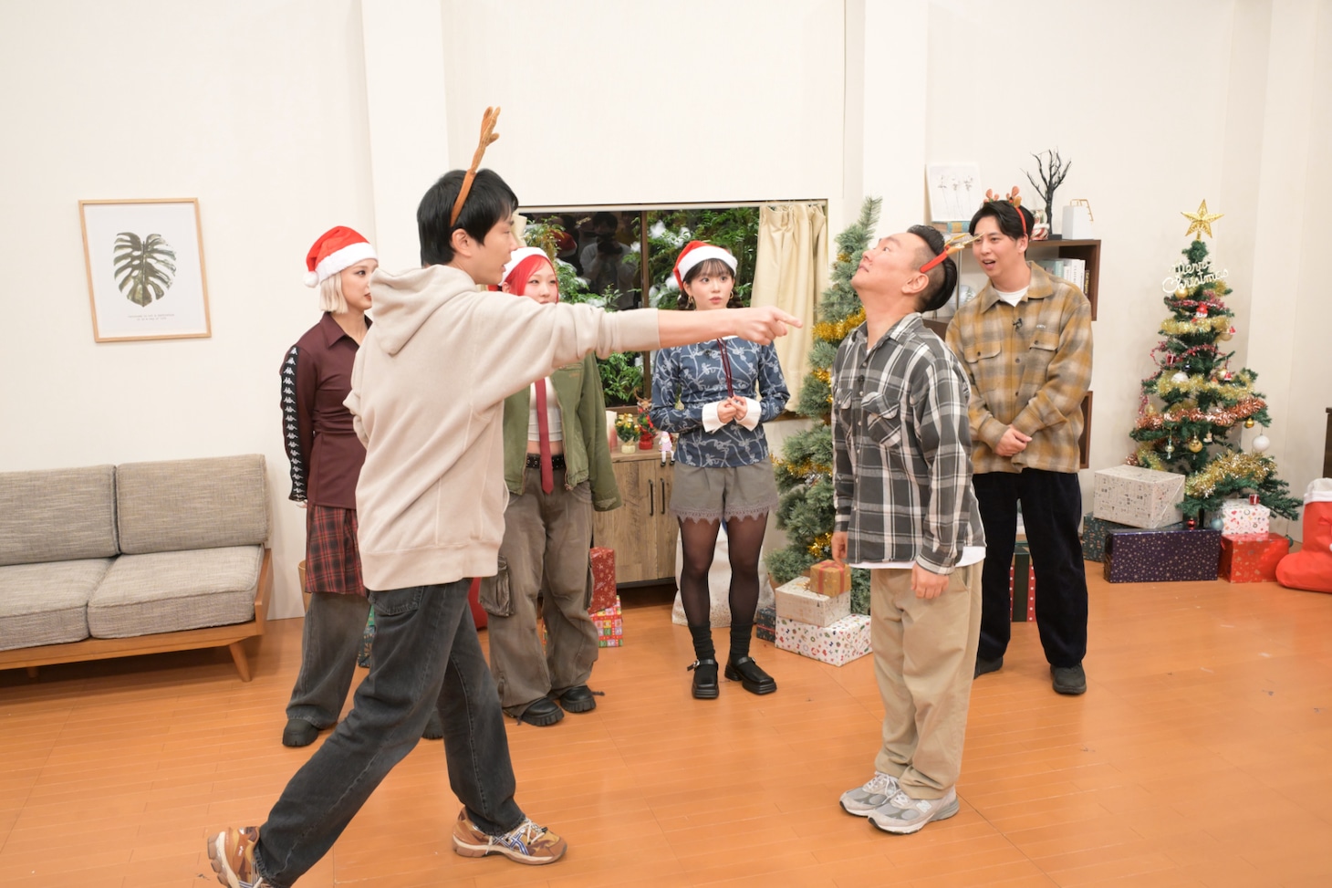 「あっち向いてホイ」で対戦するかまいたち。