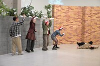 左から山内健司、MOMOKA、CHIKA、KOHARU、屋敷裕政。