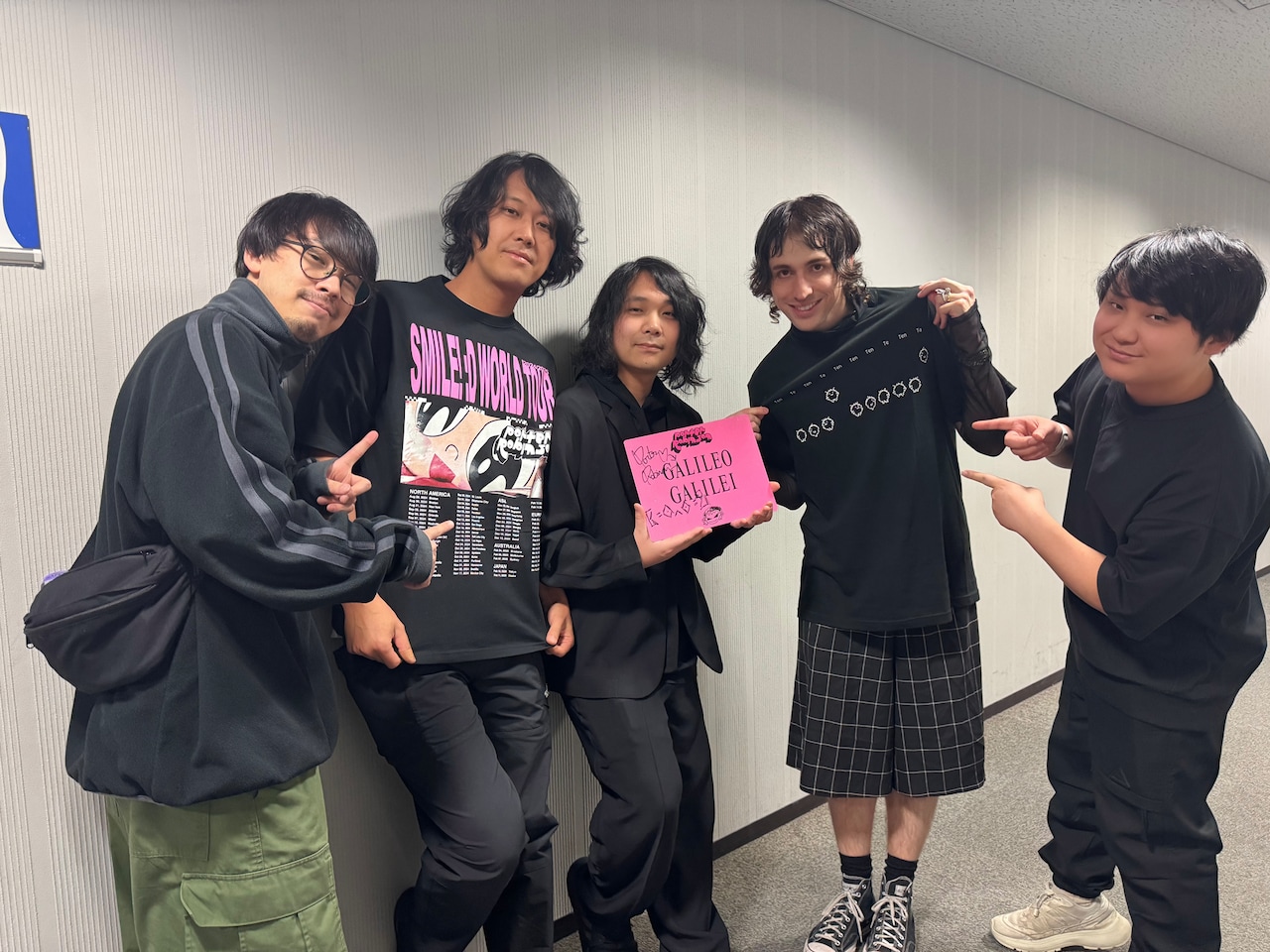 ポーター・ロビンソン（右から2番目）と記念写真を撮るGalileo Galileiメンバー。