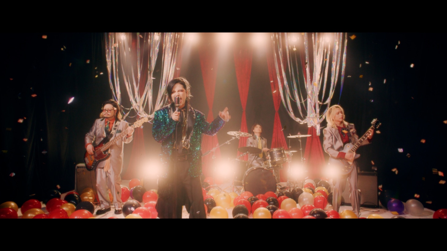 「無修正。」ミュージックビデオより。