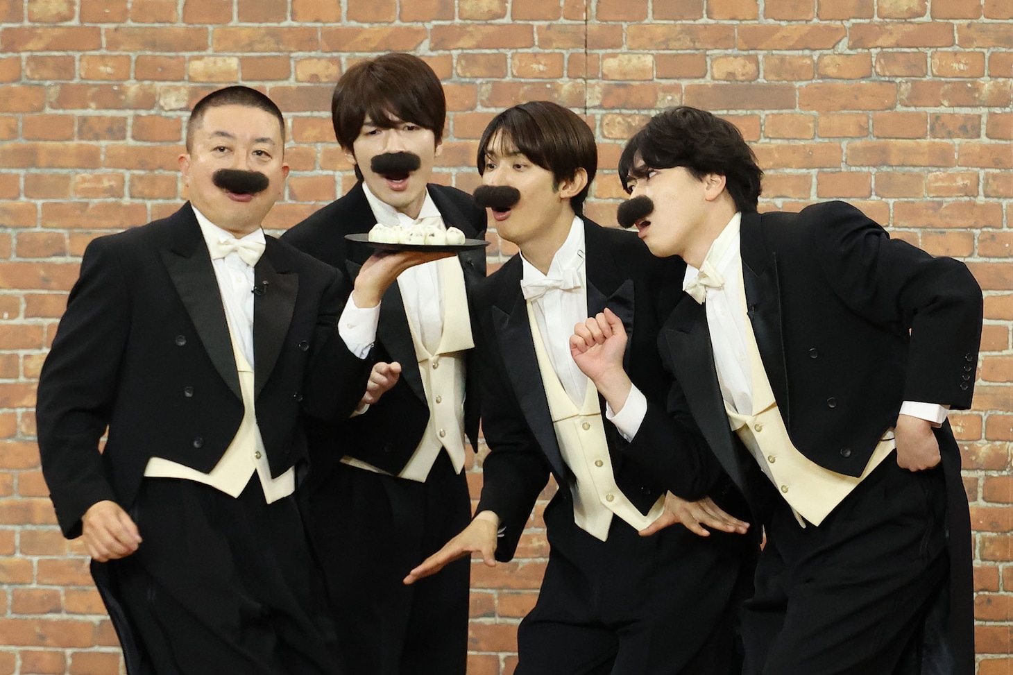 「ヒゲダンス」のワンシーン。左からチョコレートプラネット松尾、Snow Manの深澤辰哉、向井康二、宮舘涼太