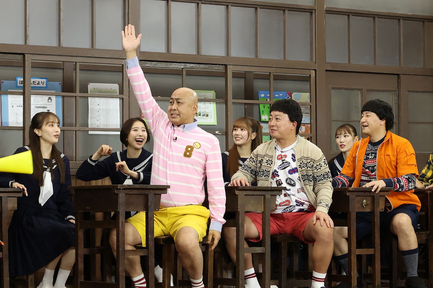 錦鯉・長谷川、チョコレートプラネット、ももいろクローバーZらが出演する「学校コント」のワンシーン