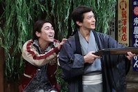 左から亀梨和也、津田健次郎。