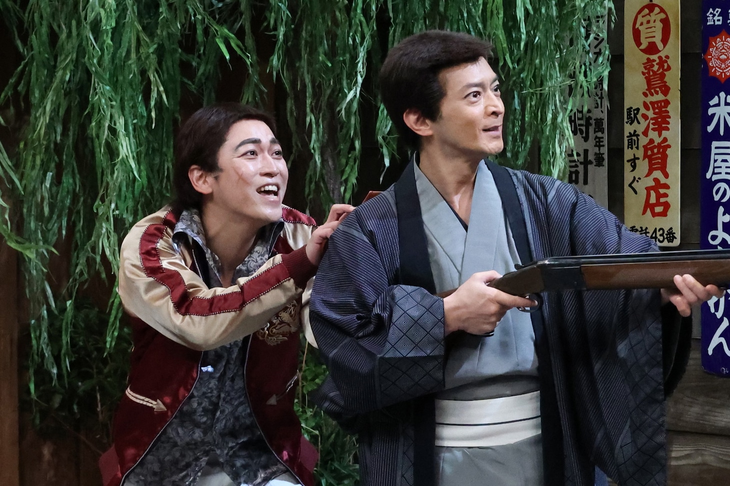 左から亀梨和也、津田健次郎。