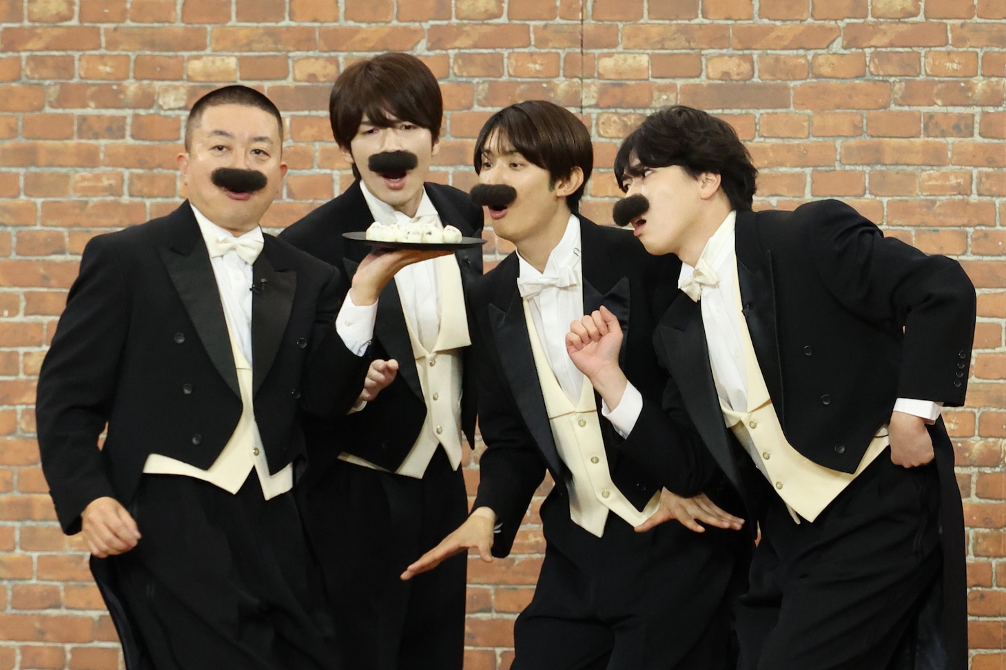 左から松尾駿（チョコレートプラネット）、深澤辰哉、向井康二、宮舘涼太。