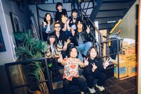 山中さわお＆ELPIS対バンツアーファイナルにて。最前列でピースサインをする山中さわお（左）と尾崎雄貴（右）。