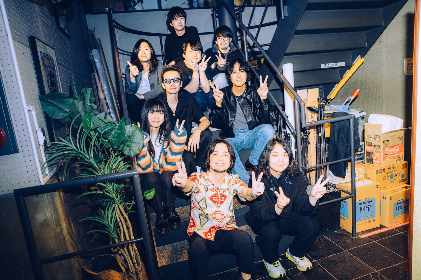 山中さわお＆ELPIS対バンツアーファイナルにて。最前列でピースサインをする山中さわお（左）と尾崎雄貴（右）。