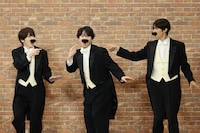 左からSnow Manの深澤辰哉、宮舘涼太、向井康二。