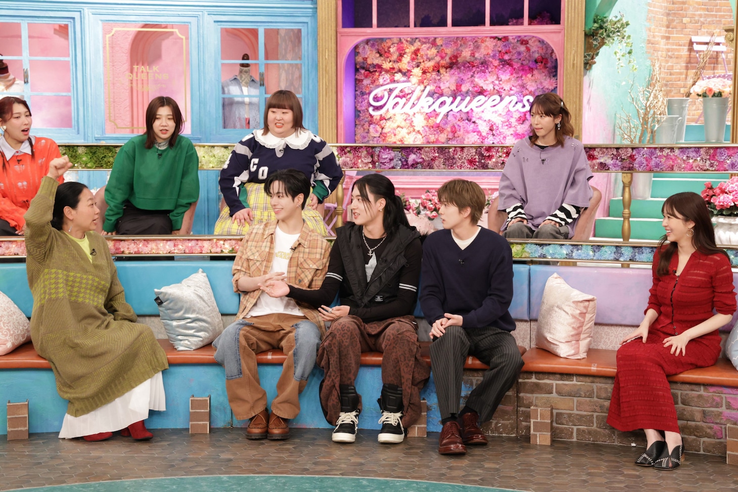 「トークィーンズ」より。下段左からいとうあさこ、ジェヒョク（TREASURE）、ハルト（TREASURE）、アサヒ（TREASURE）、指原莉乃、上段左からゆめっち（3時のヒロイン）、福田麻貴（3時のヒロイン）、かなで（3時のヒロイン）、若槻千夏。©︎フジテレビ