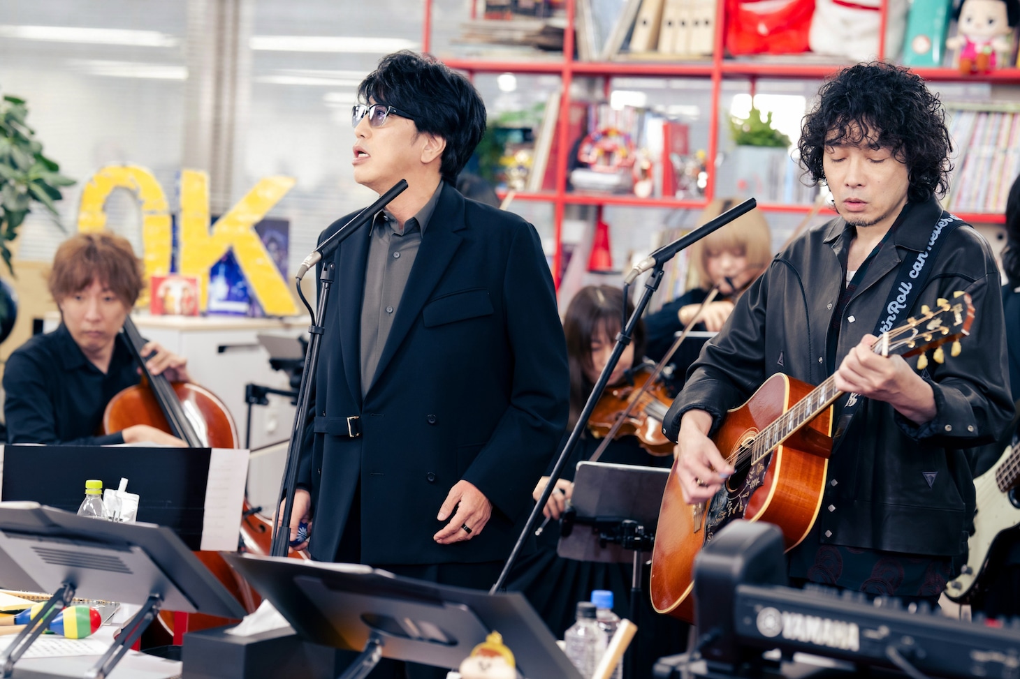 「tiny desk concerts JAPAN 岡村和義」より。（写真提供：NHK）