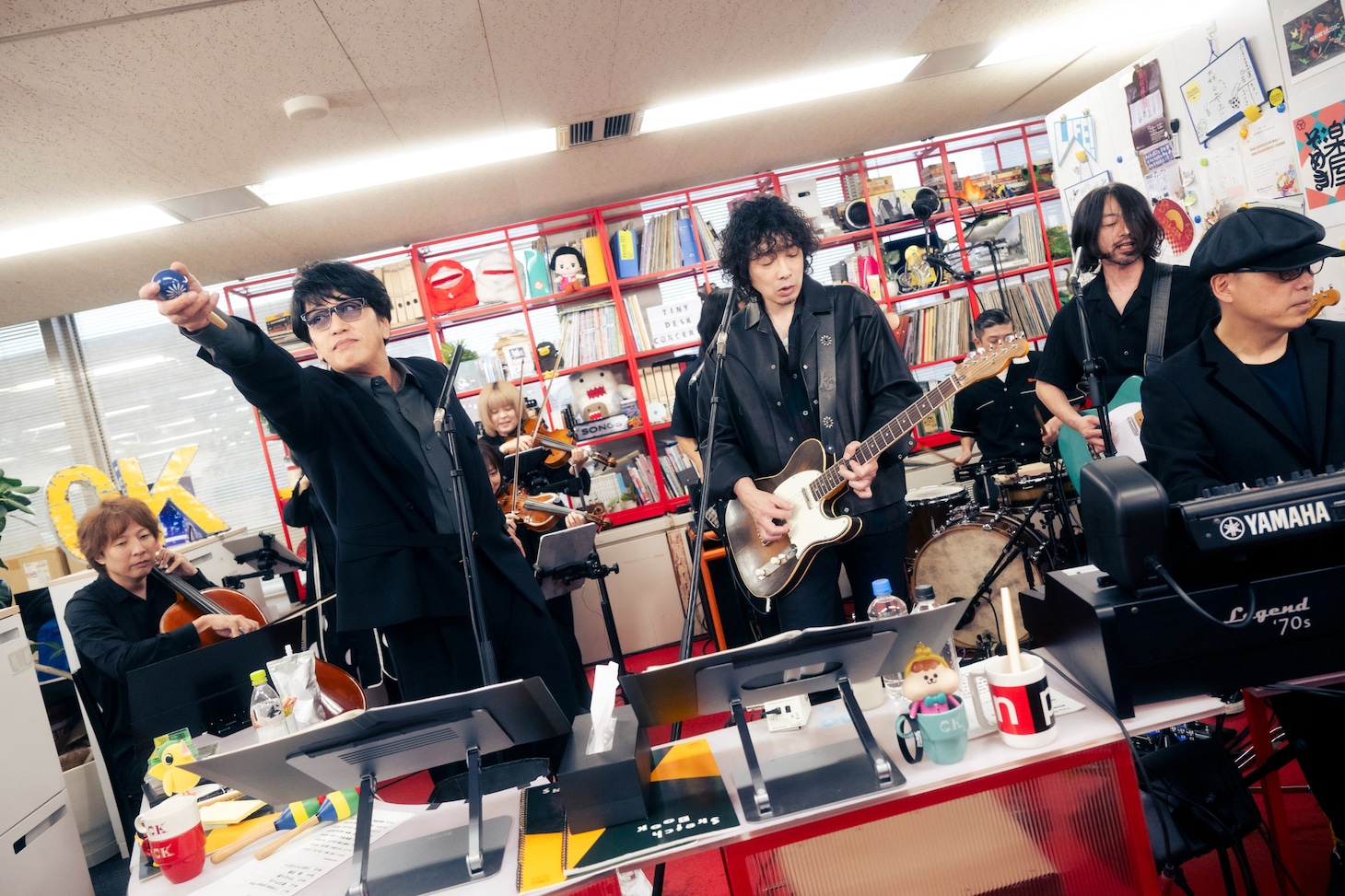 「tiny desk concerts JAPAN 岡村和義」より。（写真提供：NHK）