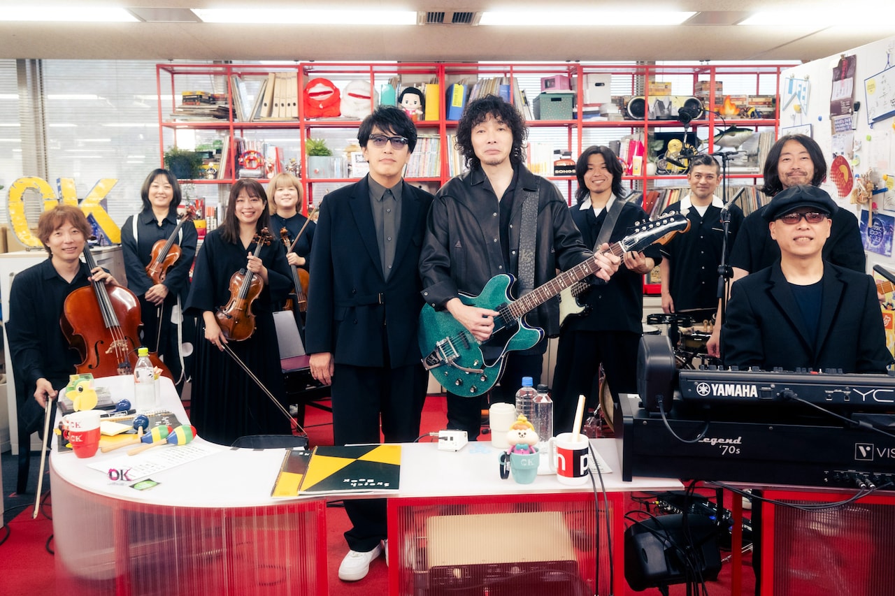 「tiny desk concerts JAPAN 岡村和義」より。（写真提供：NHK）