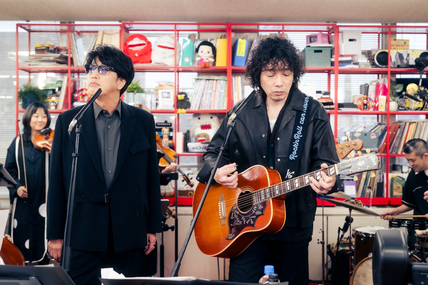 「tiny desk concerts JAPAN 岡村和義」より。（写真提供：NHK）