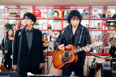 「tiny desk concerts JAPAN 岡村和義」より。（写真提供：NHK）
