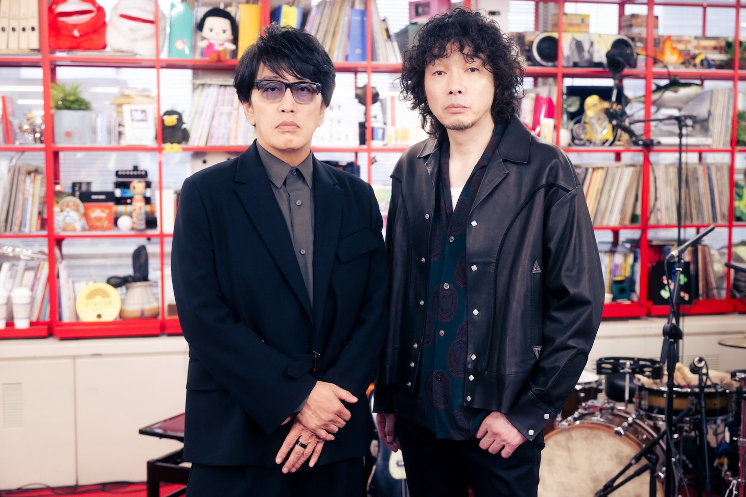 「tiny desk concerts JAPAN 岡村和義」より。（写真提供：NHK）