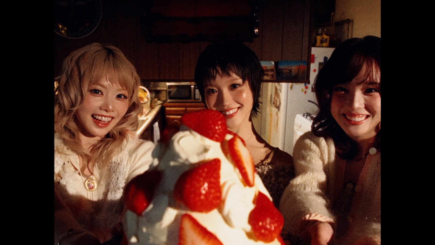 XGのHINATA、CHISA、JURIA。「4 SEASONS」ミュージックビデオより。