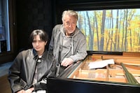 ピアノの腕前を披露した中島健人（左）。©テレビ朝日