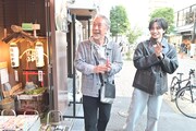 街を散策する高田純次と中島健人。©テレビ朝日
