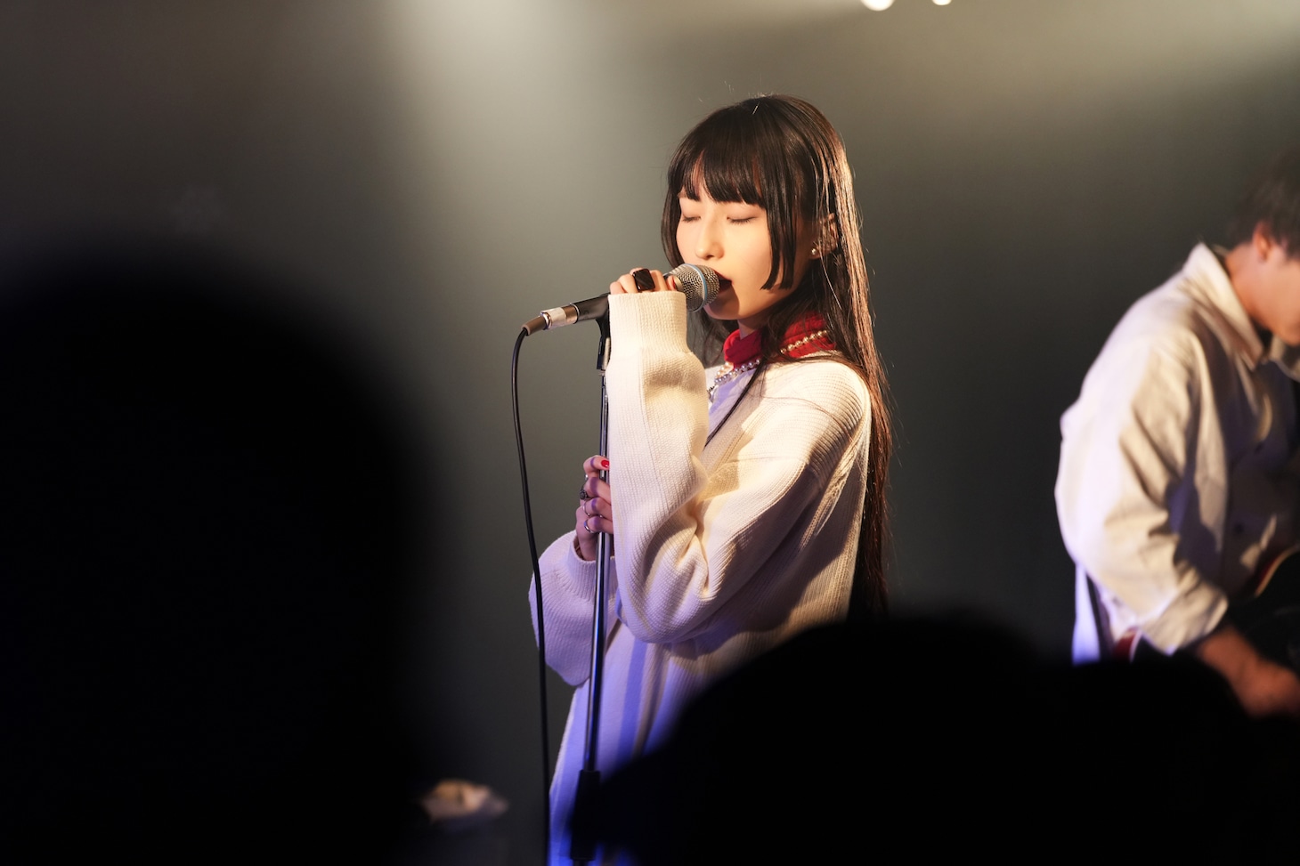 工藤帆乃佳（Vo, G）（Photo by mee）