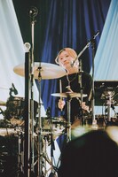 ユナ（Dr / ex. CHAI）（Photo by Daiki Miura）